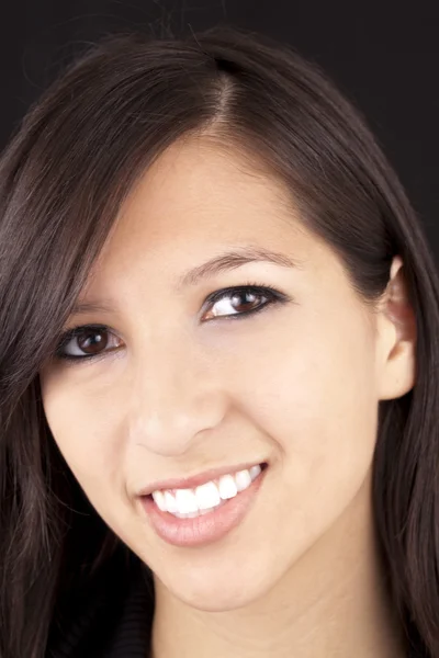 Mocno portret uśmiechający się młodych kaukaski kobieta brunetka — Zdjęcie stockowe