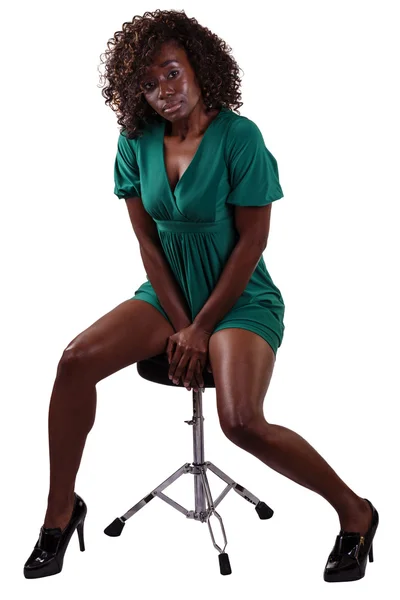 Africano americano mulher sentada vestido curto — Fotografia de Stock