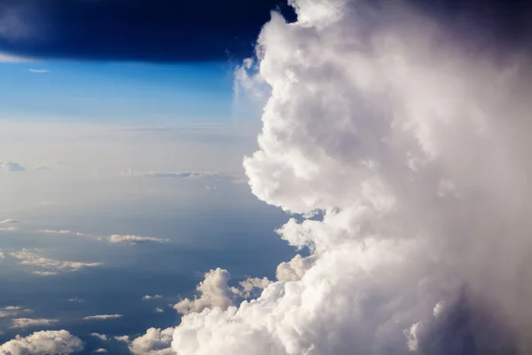 Nuvens cumulus no céu azul 30000 pés — Fotografia de Stock