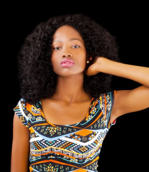 Aantrekkelijke Afro-Amerikaanse tiener vrouw patroon jurk — Stockfoto