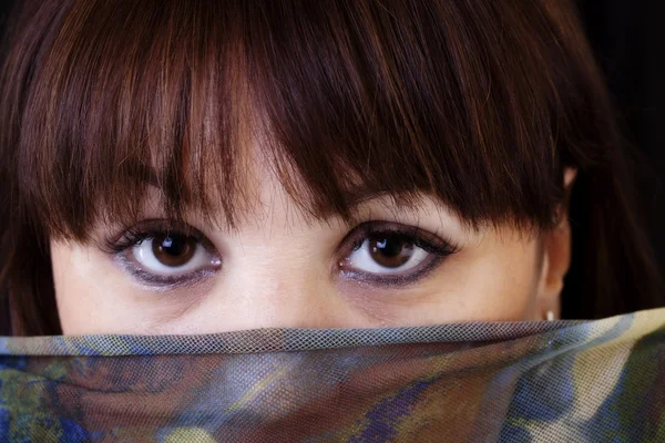 Mujer caucásica mayor sosteniendo paño sobre la cara — Foto de Stock