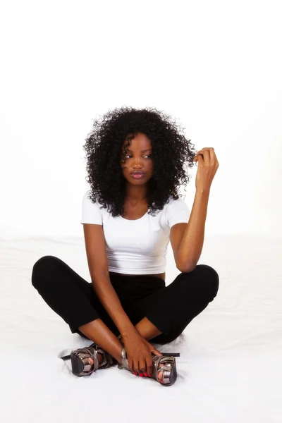 Jovem adolescente afro-americano sentado olhando para o cabelo — Fotografia de Stock