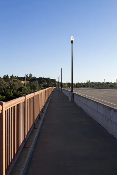 Üres gyalogos sétány felett híd reggel kék ég — Stock Fotó