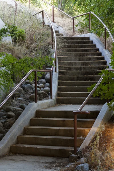 Escalera de hormigón curvada en el parque público al aire libre —  Fotos de Stock