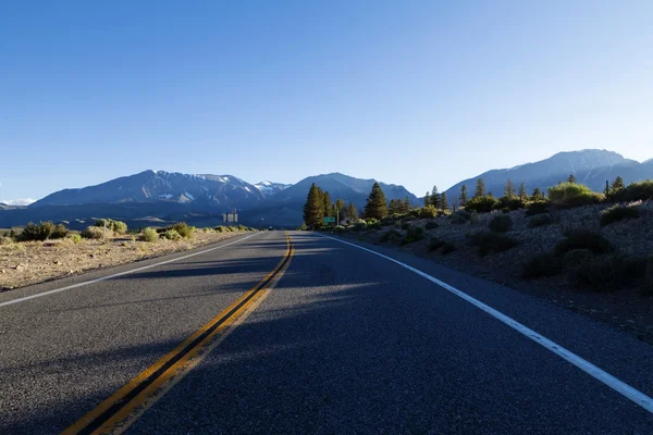 Empty Two Lane Highway Early Morning Mountains — Stock Photo, Image