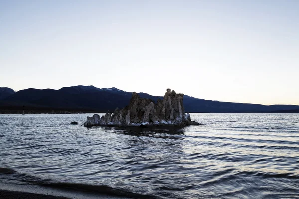 Tufa bildandet Mono Lake Kalifornien Mountain bakgrund — Stockfoto
