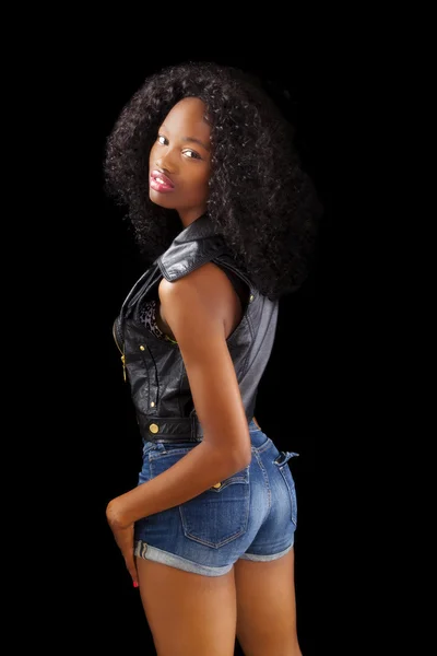 Flaco afroamericano adolescente chica pantalones cortos chaleco — Foto de Stock