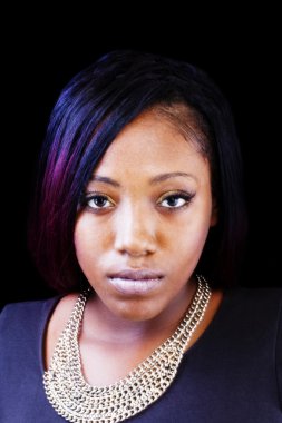 Portre Afro-Amerikan olan kadın kolye