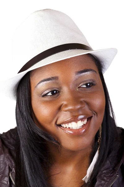 Sorridente donna afroamericana in cappello ritratto — Foto Stock