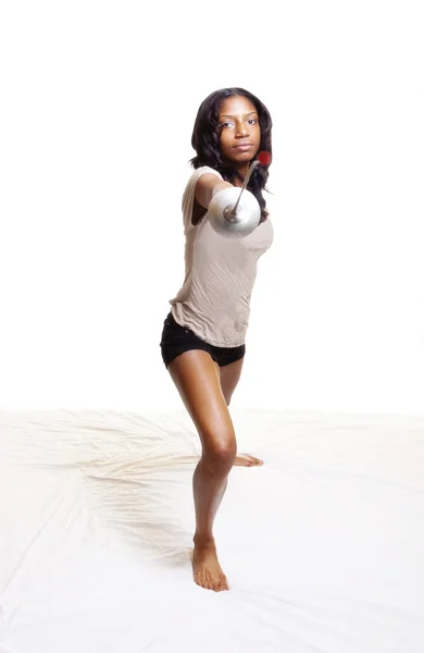 Чорна жінка з фехтуванням фольги в лаунж — стокове фото