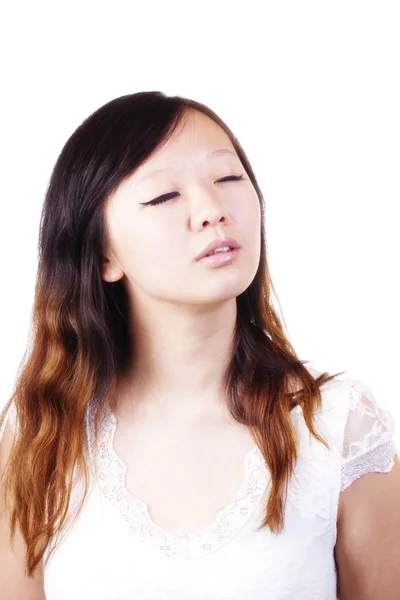 目を閉じて肖像若い魅力的な中国の女性 — ストック写真