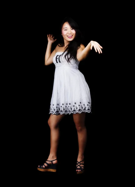 Sorridente asiatico americano donna in piedi in abito — Foto Stock