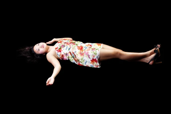 Jovem japonês mulher reclinando no vestido preto fundo — Fotografia de Stock