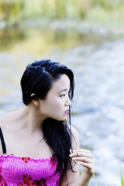 Jeune femme japonaise portrait à rivière — Photo