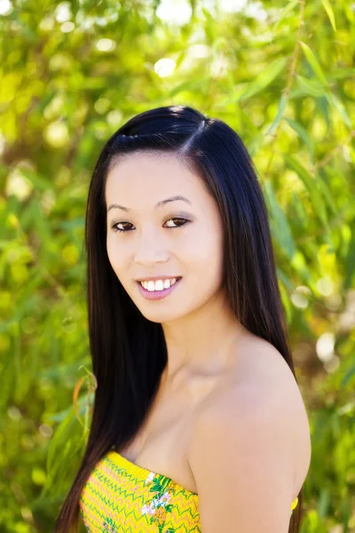 Souriant extérieur portrait de asiatique américain femme — Photo