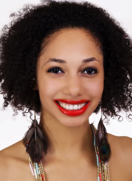Uśmiechający się portret Attrative światło skóry czarna kobieta — Zdjęcie stockowe