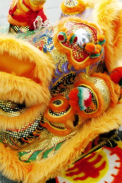 Tiro apertado de cabeça de dança de leão chinês dourado — Fotografia de Stock