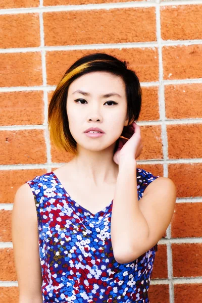 Asian American kobieta portret czerwony mur z cegły — Zdjęcie stockowe