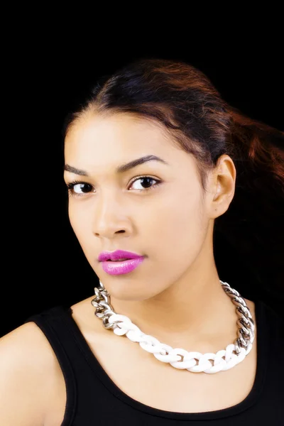 Stående attraktiv spansktalande kvinna halsband svart bakgrund — Stockfoto
