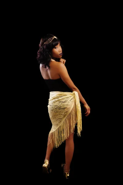 Africano americano mulher de pé preto e ouro roupa — Fotografia de Stock