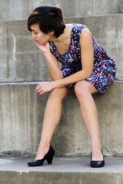 Joven atractiva asiática americana mujer sentado pasos — Foto de Stock