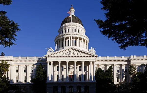 Avant du California State Capitol bâtiment bleu ciel — Photo