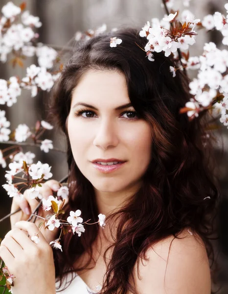 Açık havada beyaz çiçekleri arasında Kafkas kadın portre — Stok fotoğraf