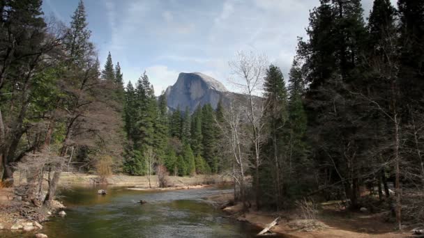 Halfdome och Merced River tidigt på våren — Stockvideo