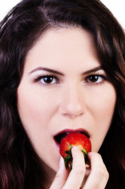 Beyaz kadının çilek ağzına koyarak sıkı atış