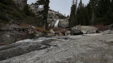 Şelale ve akış Chilnualna iz Yosemite California
