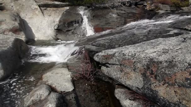 Pequeño arroyo que fluye sobre rocas de granito — Vídeos de Stock