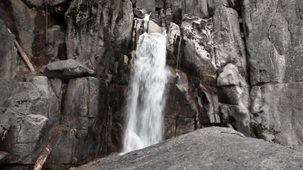 Caídas Inferiores en Chilnualna Trail Yosemite California — Vídeos de Stock