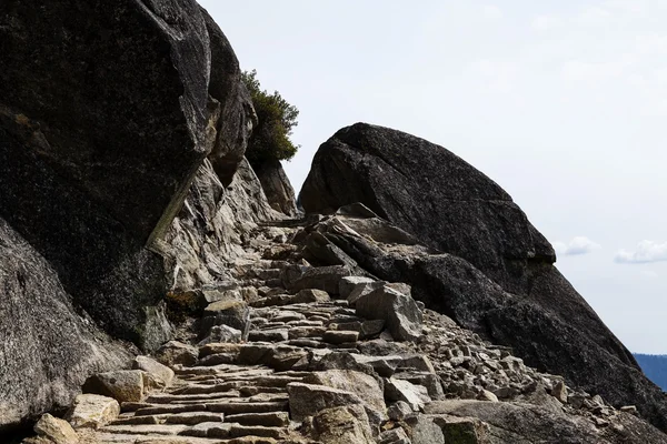 Πέτρα σκάλα λαξευμένη στο μονοπάτι βράχο γρανίτη — Φωτογραφία Αρχείου