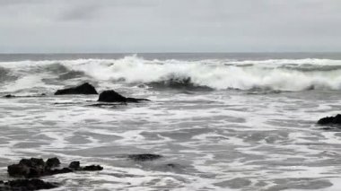 Dalgalar Kuzey California Beach bulutlu gün 2