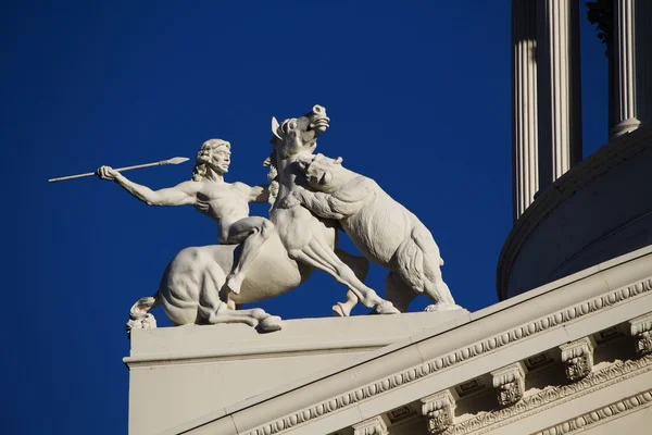 Detalle de la estatua en la parte superior del edificio de la capital del estado de California —  Fotos de Stock