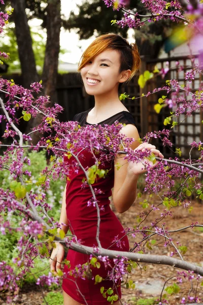 屋外に立って魅力的なアジア系アメリカ人女性の笑みを浮かべてください。 — ストック写真