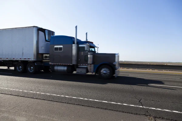 Lone Big Rig Truck On Highway Motion Blur — Stock Photo, Image