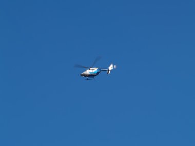 Küçük tıbbi helikopter uçuş mavi gökyüzü karşı