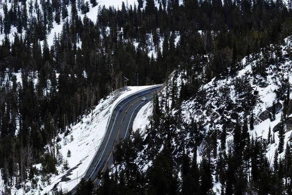 Ενιαία αυτοκίνητο σε ορεινό δρόμο από μακριά — Φωτογραφία Αρχείου