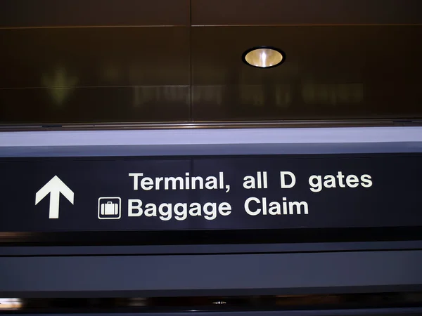 Terminal e bagagem reivindicação de sinal no aeroporto — Fotografia de Stock