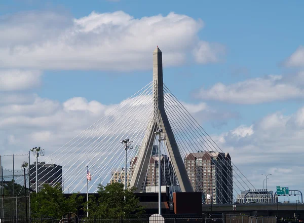 Brug toren tegen blauwe hemel en witte wolken — Stockfoto