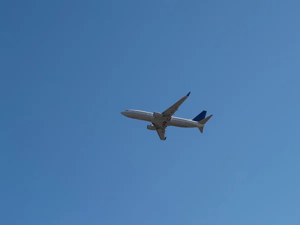 Comercial Jet Liner Escalada em Blue Sky — Fotografia de Stock