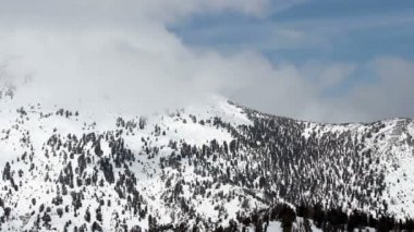 Kar üzerinde hareket bulutlar dağ Nevada kaplı