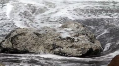 Rock plaj dalgalar ile sıkı atış