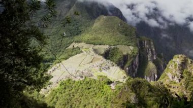 Time-Lapse wolken Over Moutain pieken van Machu Picchu