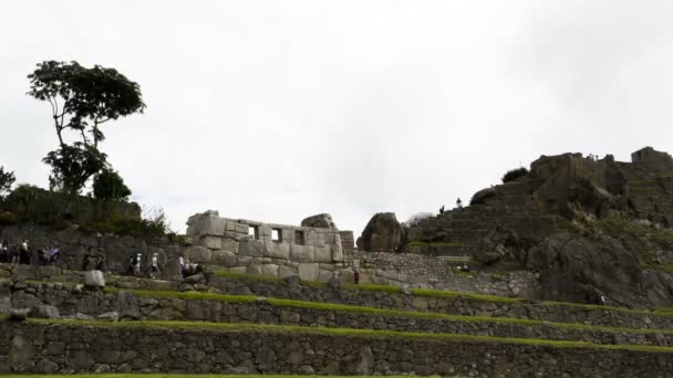 Machu Picchu personas que se mueven en ruinas incas Time-Lapse Tres ventanas — Vídeo de stock