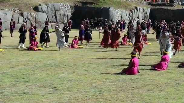 Inca Männer und Frauen tanzen inti raymi 2015 — Stockvideo