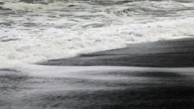 Köpüklü dalgalar yukarı Sandy Beach 1 yıkama