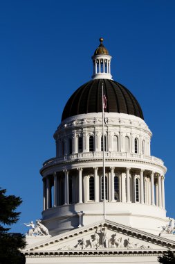 California State Capitol Binası kubbe mavi gökyüzü karşı