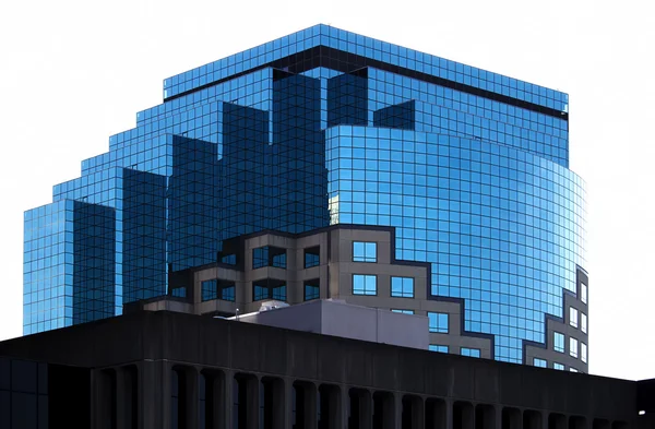 Haut de l'immeuble de bureaux avec fenêtres bleues — Photo